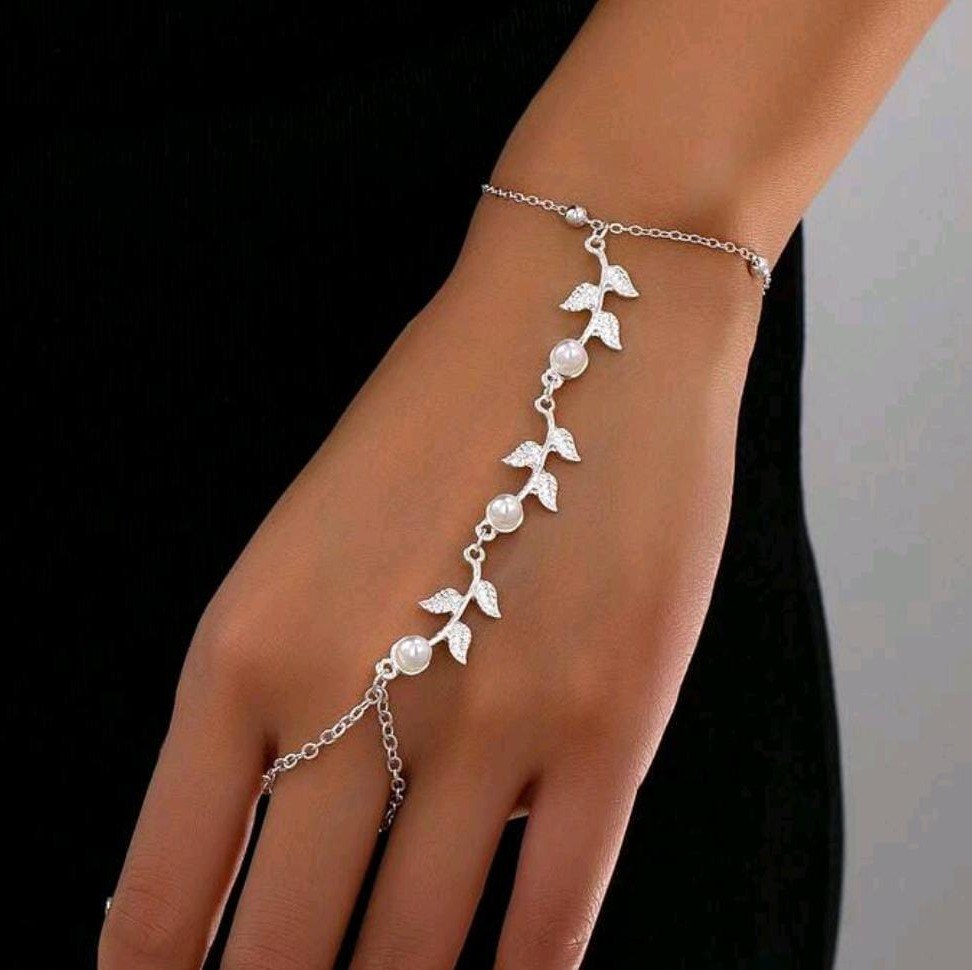 1pc Fashionable Minimalist Unique Leaf Faux Pearl Decor Women's Bracelet, Size May Vary, Bead Count Cannot Be Guaranteed Exactly The Same