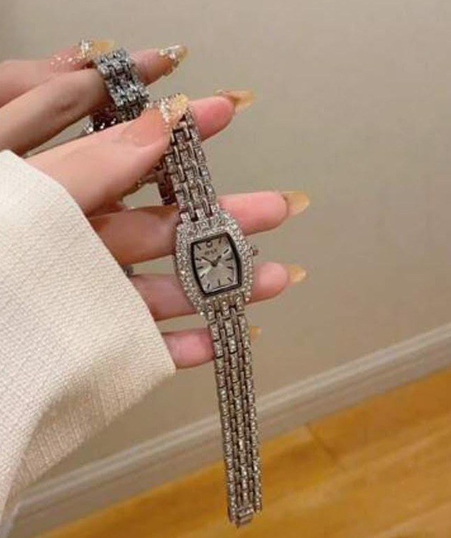 1pc Women's Fashionable Elegant Gold Oval Quartz Watch, Suitable For Daily Wear, Also A Great Gift For Birthday, Graduation And Other Occasions